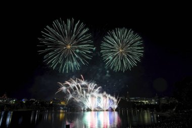 Havai fişek karanlık bir gökyüzüne karşı ayarlayın             
