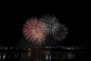 Havai fişek karanlık bir gökyüzüne karşı ayarlayın             