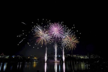 Havai fişek karanlık bir gökyüzüne karşı ayarlayın             