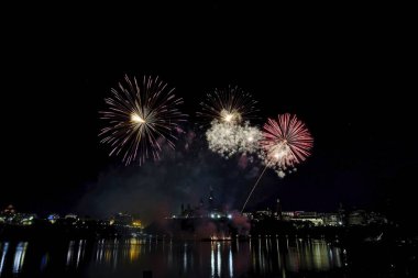 Havai fişek karanlık bir gökyüzüne karşı ayarlayın             