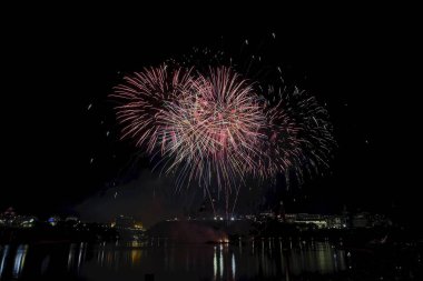 Havai fişek karanlık bir gökyüzüne karşı ayarlayın             