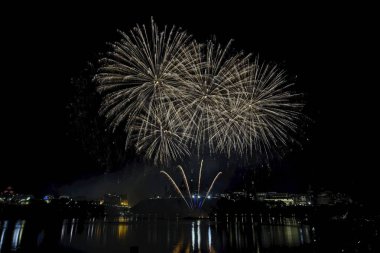 Havai fişek karanlık bir gökyüzüne karşı ayarlayın             