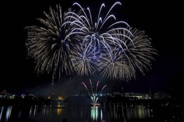 Havai fişek karanlık bir gökyüzüne karşı ayarlayın             