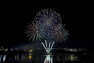 Havai fişek karanlık bir gökyüzüne karşı ayarlayın             