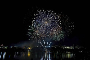 Havai fişek karanlık bir gökyüzüne karşı ayarlayın             