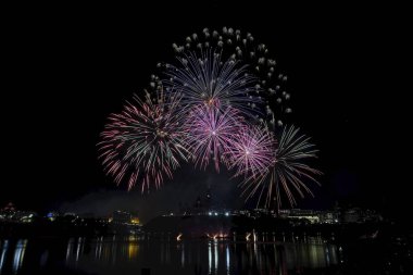 Havai fişek karanlık bir gökyüzüne karşı ayarlayın             