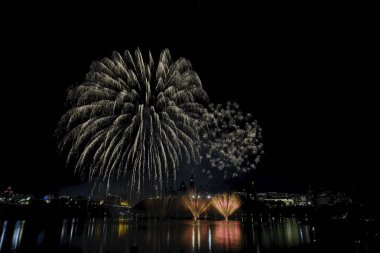 Havai fişek karanlık bir gökyüzüne karşı ayarlayın             