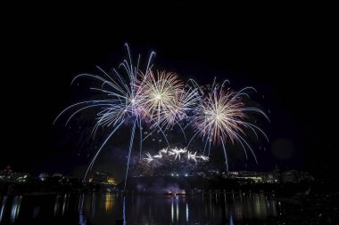 Havai fişek karanlık bir gökyüzüne karşı ayarlayın             