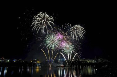 Havai fişek karanlık bir gökyüzüne karşı ayarlayın             