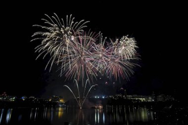 Havai fişek karanlık bir gökyüzüne karşı ayarlayın             