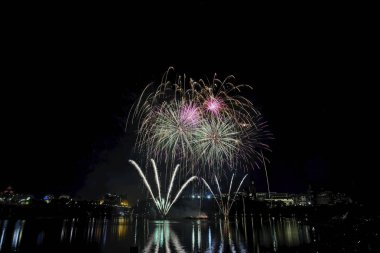 Havai fişek karanlık bir gökyüzüne karşı ayarlayın             