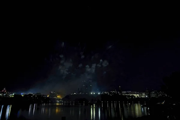 Feuerwerk Vor Dunklem Himmel — Stockfoto