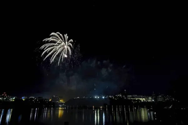 Fuegos Artificiales Contra Cielo Oscuro — Foto de Stock