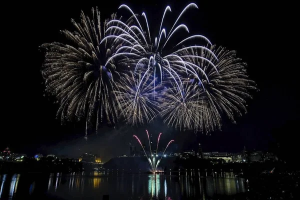 Havai fişek karanlık bir gökyüzüne karşı ayarlayın             