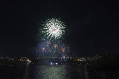 Siyah gökyüzüne karşı renkli havai fişekler