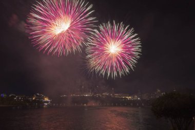 Siyah gökyüzüne karşı renkli havai fişekler