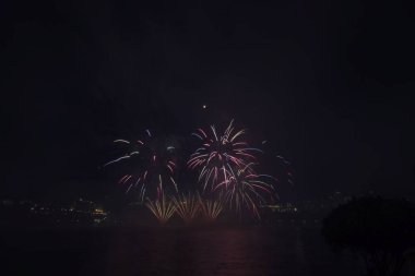 Siyah gökyüzüne karşı renkli havai fişekler