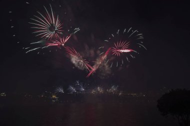 Siyah gökyüzüne karşı renkli havai fişekler