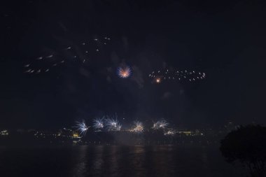 Siyah gökyüzüne karşı renkli havai fişekler