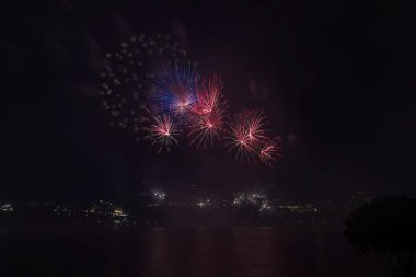 Siyah gökyüzüne karşı renkli havai fişekler