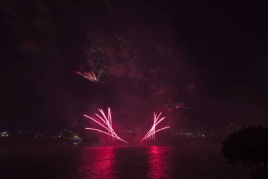 Siyah gökyüzüne karşı renkli havai fişekler