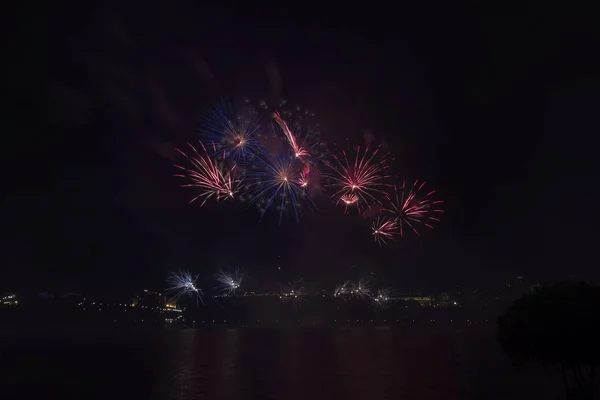 Fuegos Artificiales Colores Contra Cielo Negro — Foto de Stock