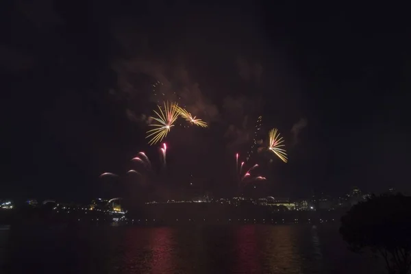 Fuegos Artificiales Colores Contra Cielo Negro — Foto de Stock