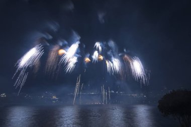 Siyah gökyüzüne karşı renkli havai fişekler