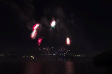 Siyah gökyüzüne karşı renkli havai fişekler