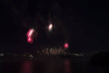 Siyah gökyüzüne karşı renkli havai fişekler