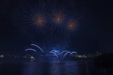 Siyah gökyüzüne karşı renkli havai fişekler