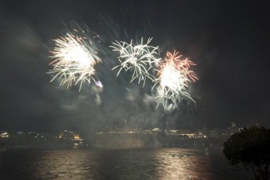 Siyah gökyüzüne karşı renkli havai fişekler