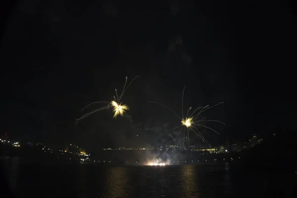 Fuegos Artificiales Colores Contra Cielo Negro — Foto de Stock