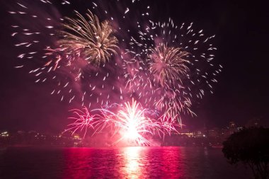 Renkli havai fişekgece gökyüzünde patlayabilir