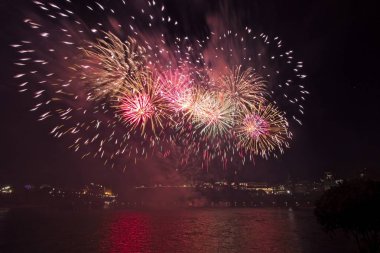 Renkli havai fişekgece gökyüzünde patlayabilir