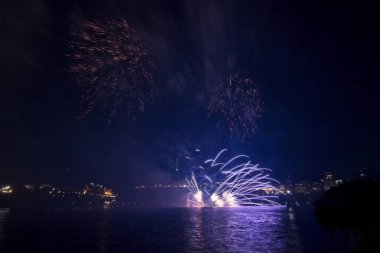 Renkli havai fişekgece gökyüzünde patlayabilir