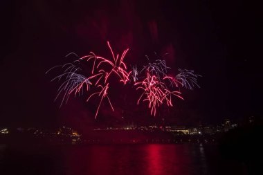 Renkli havai fişekgece gökyüzünde patlayabilir