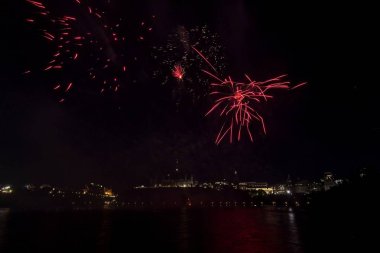 Renkli havai fişekgece gökyüzünde patlayabilir