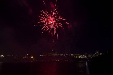 Renkli havai fişekgece gökyüzünde patlayabilir