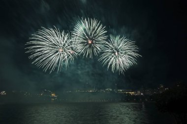 Renkli havai fişekgece gökyüzünde patlayabilir