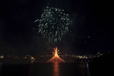 Renkli havai fişekgece gökyüzünde patlayabilir