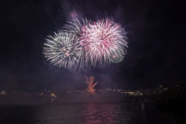 Renkli havai fişekgece gökyüzünde patlayabilir