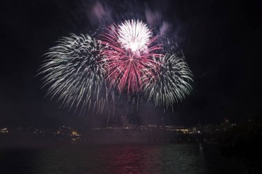 Renkli havai fişekgece gökyüzünde patlayabilir