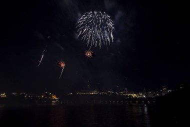 Renkli havai fişekgece gökyüzünde patlayabilir