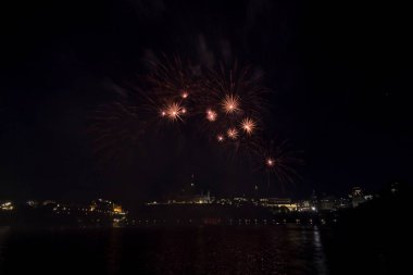 Renkli havai fişekgece gökyüzünde patlayabilir