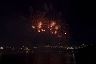 Renkli havai fişekgece gökyüzünde patlayabilir
