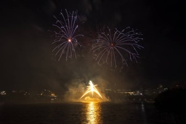 Renkli havai fişekgece gökyüzünde patlayabilir