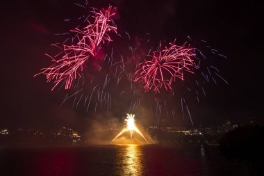 Renkli havai fişekgece gökyüzünde patlayabilir