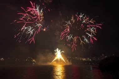 Renkli havai fişekgece gökyüzünde patlayabilir