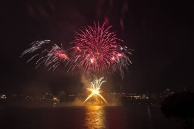 Renkli havai fişekgece gökyüzünde patlayabilir